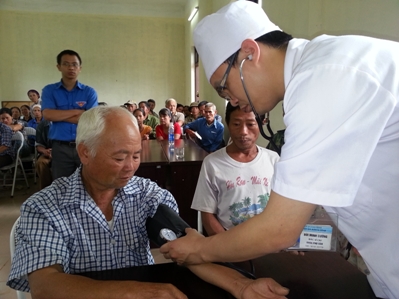 Các y, bác sĩ trẻ tình nguyện khám chữa bệnh cho người dân xã Đồng Tâm (huyện Bình Liêu).